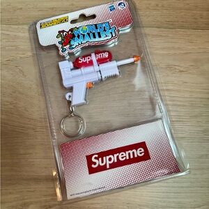 Supreme Super Soaker 50 Water Blaster Keychain New! Collectible